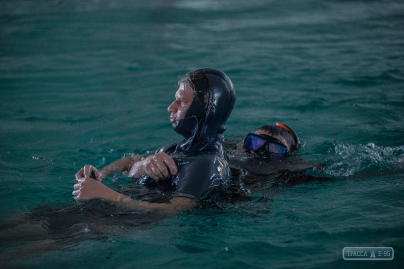Одесские водолазы учатся спасать людей с тонущих кораблей (фото)