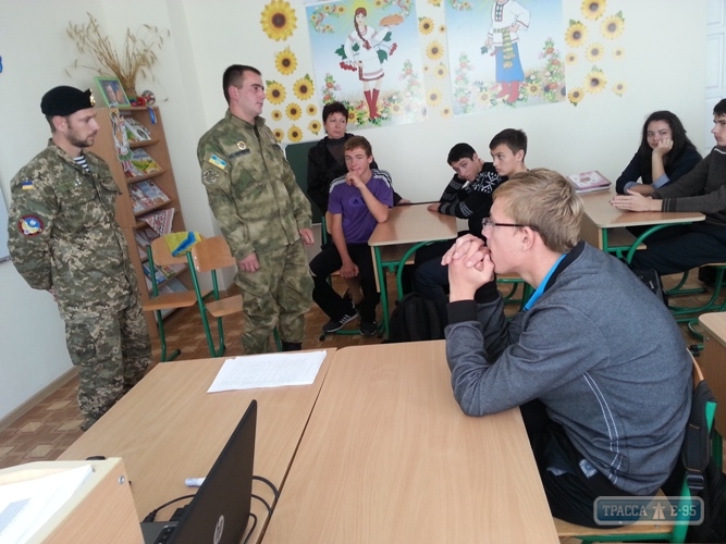 Бойцы АТО провели урок мужества в сельской школе Великомихайловского района