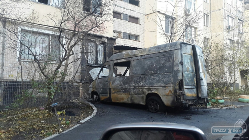 Горящий автобус повредил квартиры девятиэтажки в Одессе (видео)