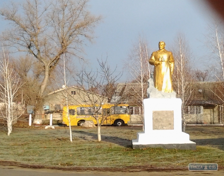 Власти Фрунзовки решили снести памятник советскому полководцу, в честь которого назван поселок