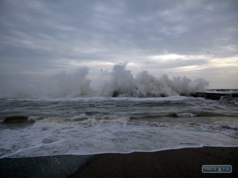 Сильный шторм бушевал на одесском побережье (фото, видео)