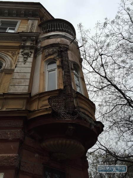 Штукатурка старого дома обрушилась в центре Одессы (фото)