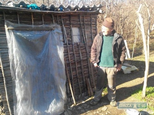 Чиновники обнаружили в Одесской области отшельника, который уже 7 лет живет в лесополосе в шалаше