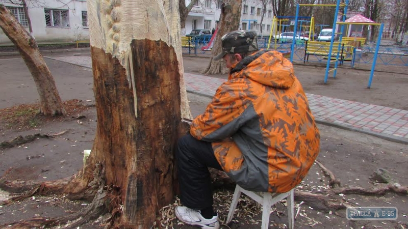 Скульптор создает арт-объекты из древесных пеньков в Ильичевске (фото)