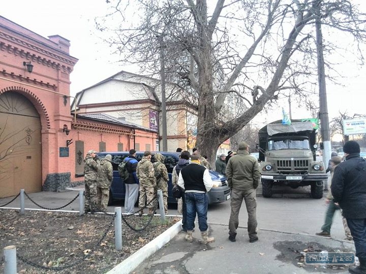 Проукраинские активисты блокируют выезд из одесского СИЗО