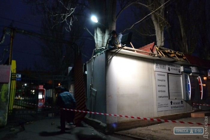Коммунальщики снесли часть радиорынка в Одессе (фото)