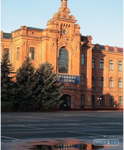 Памятник князю Константину Романову снесли в Военной академии Одессы