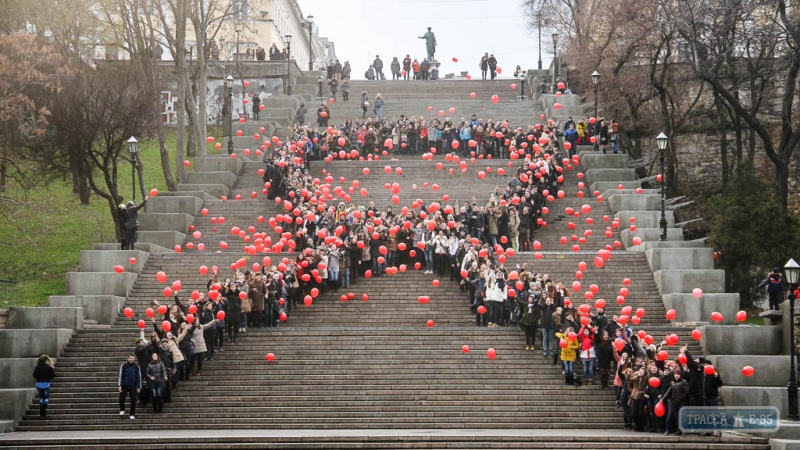 Одесситы устроили на Потемкинской лестнице флешмоб к Международному дню борьбы со СПИДом