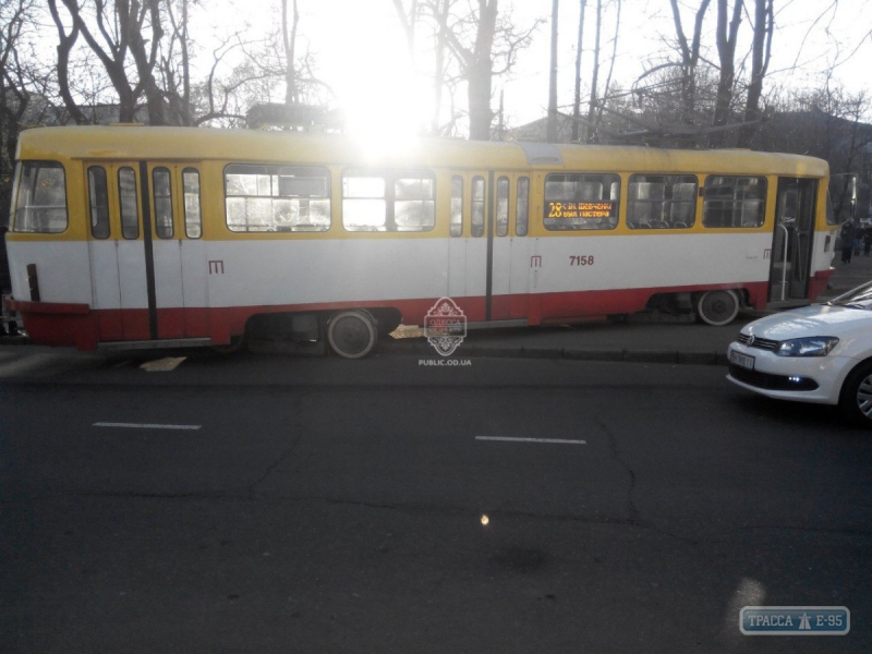 Трамвай сошел с рельсов в центре Одессы (фото)