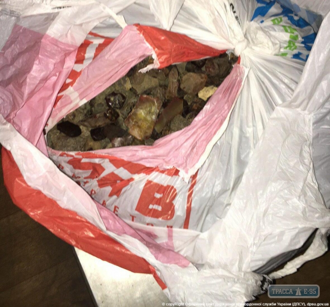 На границе в Одесской области задержали более 20 кг янтаря (фото)