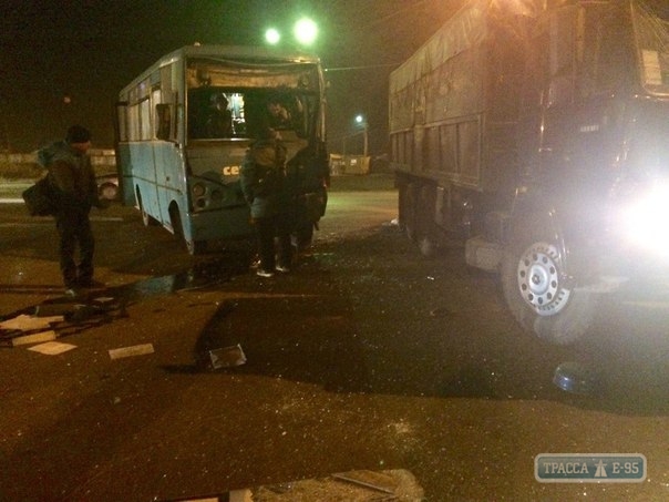 Маршрутка и Камаз столкнулись на трассе Одесса – Южный, есть пострадавшие