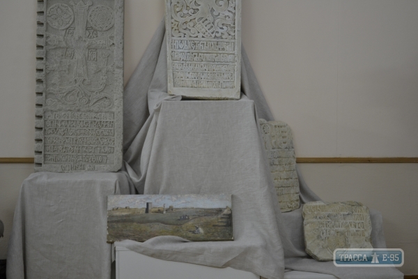 Музей в Белгороде-Днестровском получил копии старинных плит из Аккерманской крепости