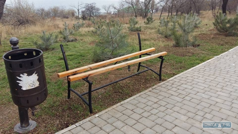 Неизвестные сломали антивандальные скамейки на Трассе Здоровья в Одессе (фото)