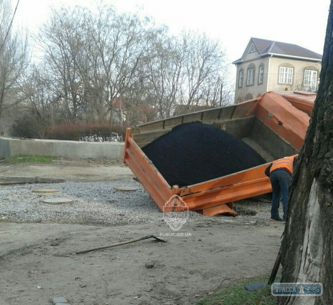 Грузовик частично провалился под землю в Одессе (фото)