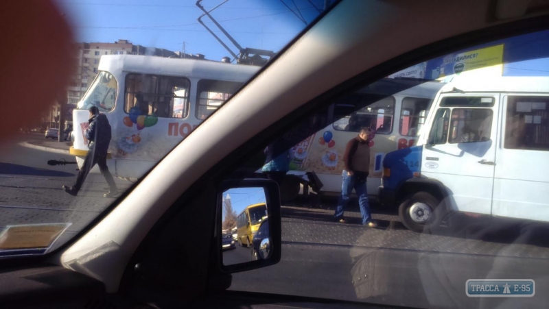 Маршрутка врезалась в трамвай в Одессе