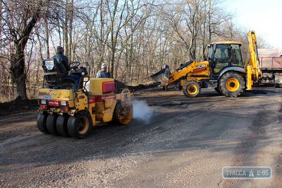 Дорожники ремонтируют участок трассы в Березовском районе, который 10 лет ужасал автомобилистов