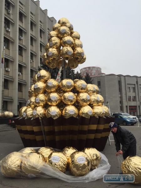 Возле Одесской обладминистрации появилась елка в виде конфет (фото)