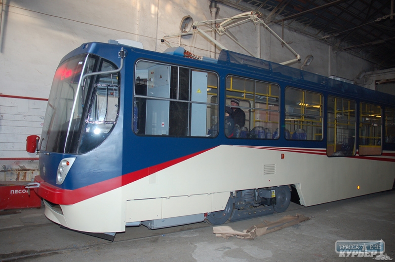 В Одессу привезли новый частично низкопольный трамвай (фото)