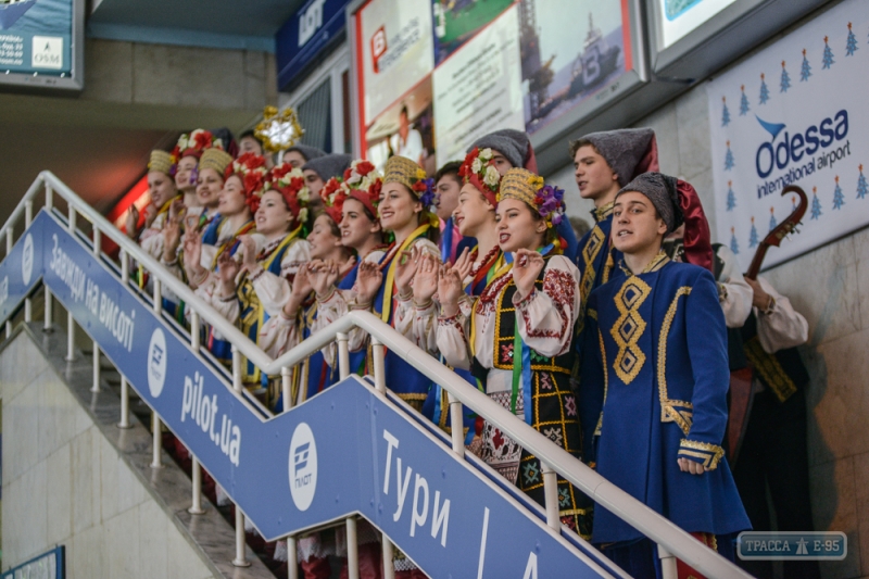 Международный аэропорт Одессы открыл Новогоднюю почту и отметил День Святого Николая