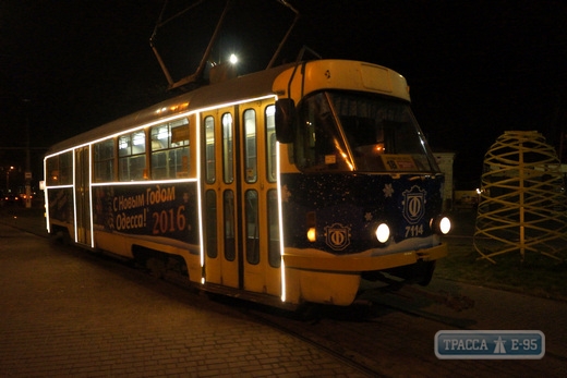 Новогодние трамваи вышли на маршруты в Одессе (фото)