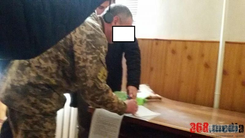 Попавшийся на взятке одесский военком может выйти на свободу за 97 тыс. грн.