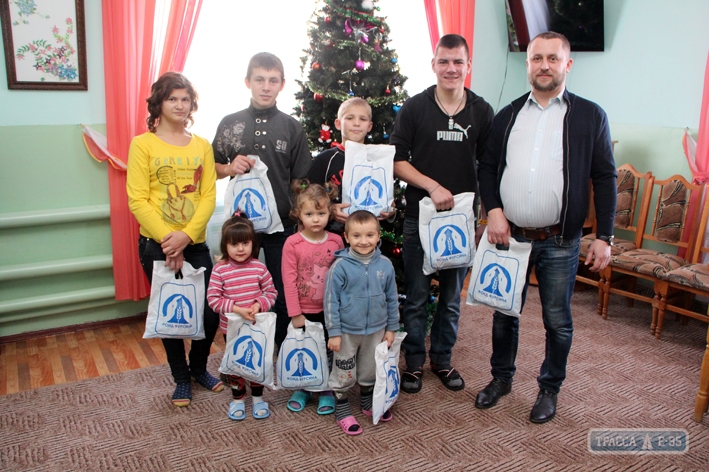 Благотворительный фонд передал подарки маленьким жителям Березовского района