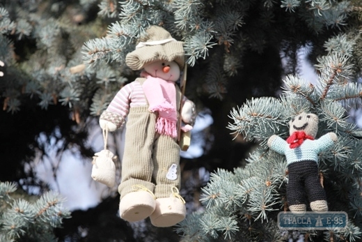 Рождественская народная эко-елка появилась в одесском Горсаду (фото)