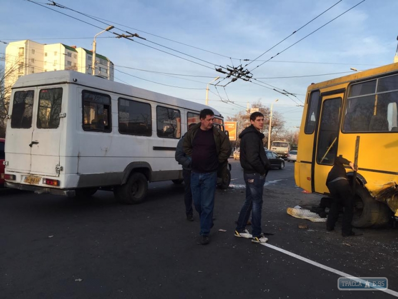 Ремонтные работы спровоцировали серию ДТП на перекрестке возле Ивановского моста в Одессе (фото)