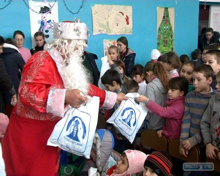 Благотворительный фонд провел новогодние утренники для детей Любашевского района