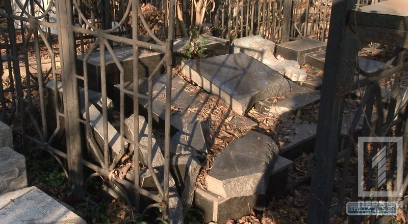 Вандалы разрушили десятки надгробий на Втором кладбище в Одессе