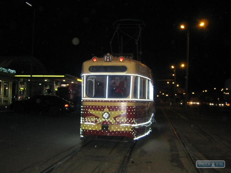 Новогодний ретротрамвай курсирует по Одессе