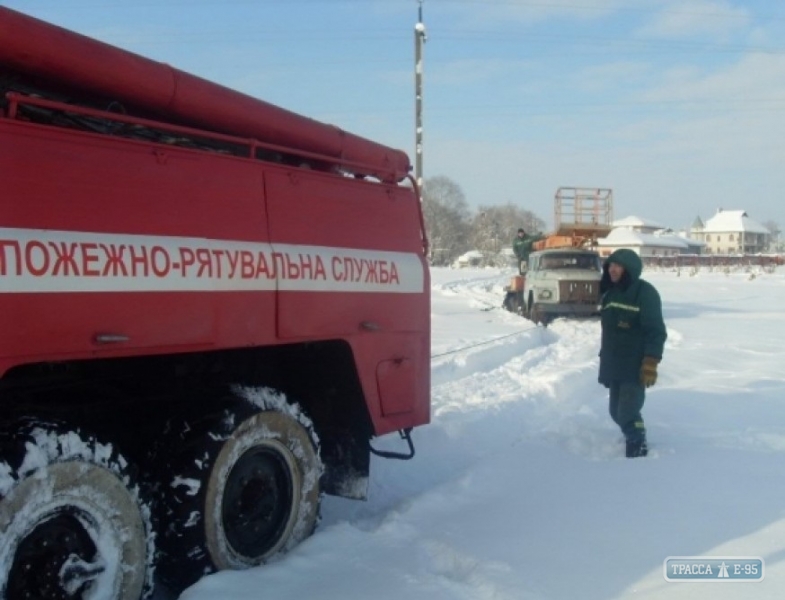Спасатели вытащили 10 автомобилей из снежного плена в Одессе 