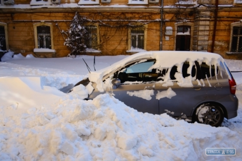 Власти Одессы просят автомобилистов не выезжать на улицы города без особой необходимости