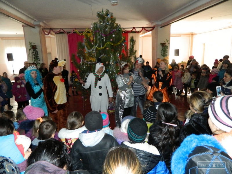 Благотворительный фонд провел детские утреники в Березовском районе