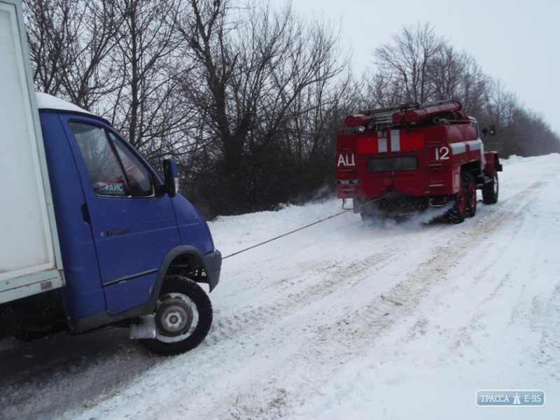 Спасатели вытащили из снежного плена в Одесской области четыре автомобиля