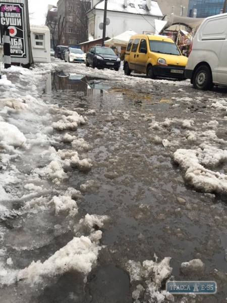 Улицы Одессы подтоплены из-за дождя и тающего снега (фото)