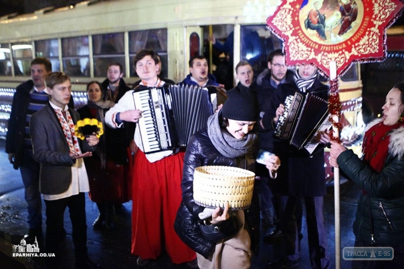 Рождественский трамвай с церковным хором проехал по Одессе (фото, видео)