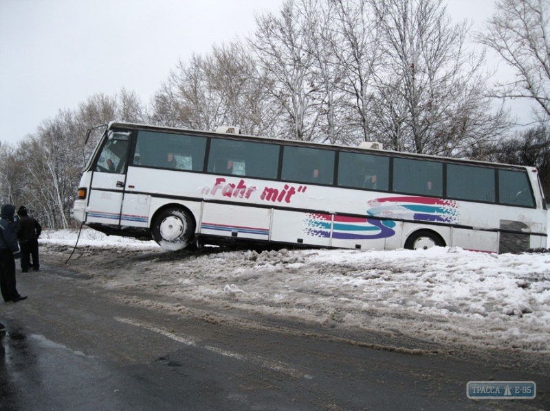 Рейсовый автобус с 65 пассажирами съехал с дороги в Одесской области из-за непогоды