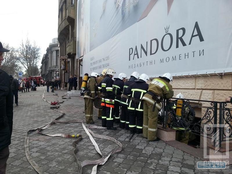 Спасатели потушили пожар в здании РАГСа возле Оперного театра в Одессе (фото)