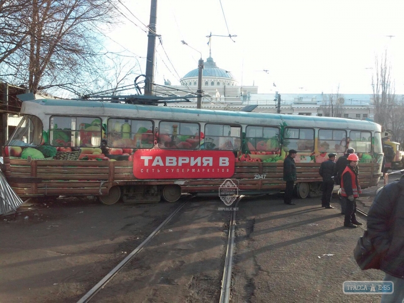 Трамвай сошел с рельсов и задавил молодого пешехода в Одессе (фото)