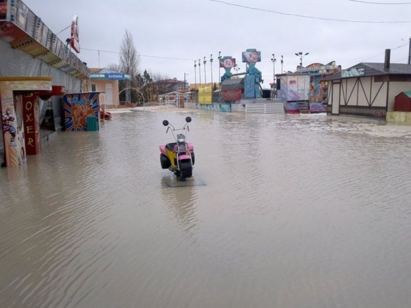 Шквальный ветер поднял у берегов Одессы гигантские волны. Море затопило часть города 