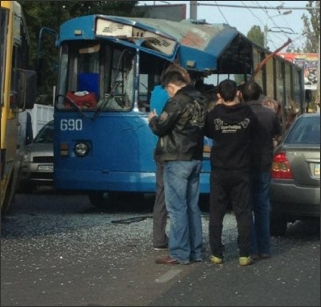 Маршрутка с пассажирами протаранила троллейбус в центре Одессы
