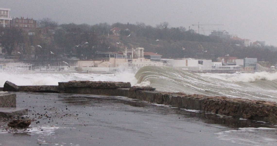 Штормовые волны разрушили пирсы на побережье Одессы 