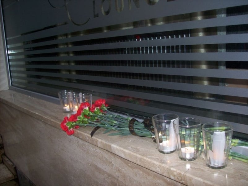 Родственники погибших посетителей клуба «Беллини» в Одессе принесли к заведению свечи и цветы