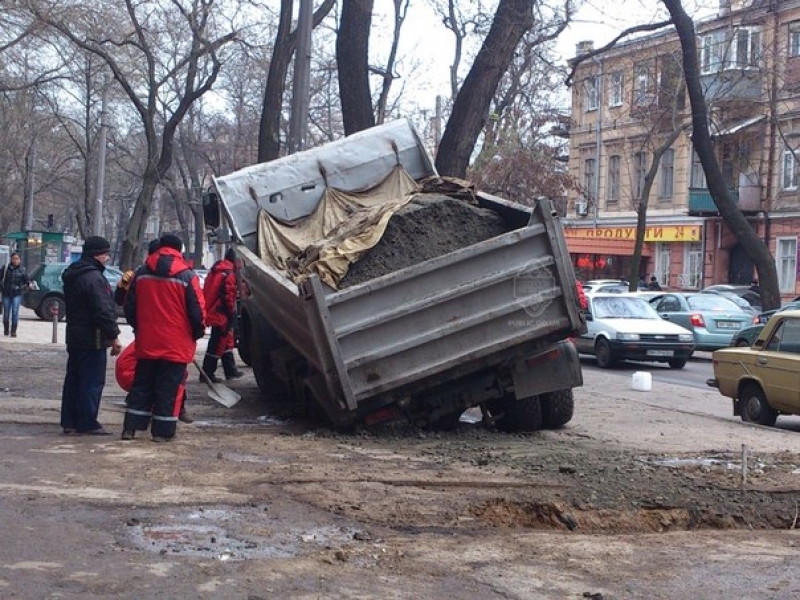 Грузовик с песком провалился под асфальт в центре Одессы