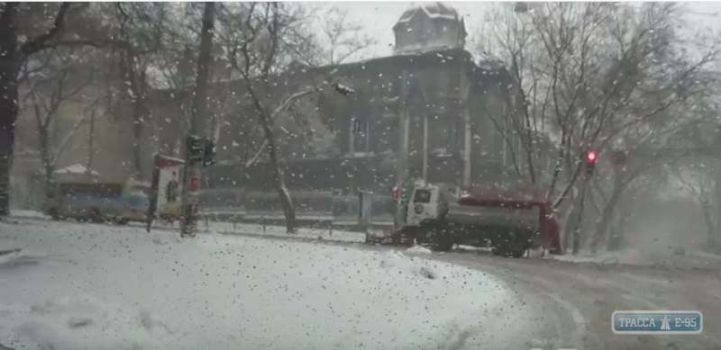 Коммунальщики вышли на борьбу со снегом в Одессе (видео)