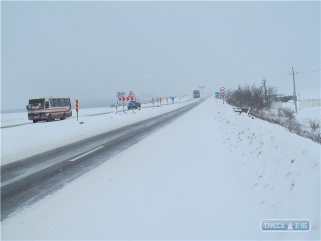 Движение транспорта по дорогам Одесской области закрыто из-за снегопада