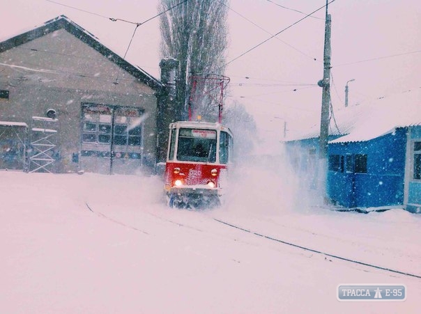 Еще два трамвайных маршрута в Одессе полностью остановились из-за снегопада