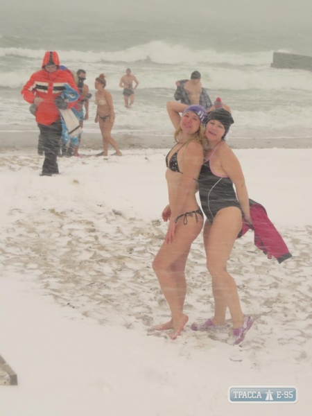 Одесситы открыли зимний пляжный сезон (фото)