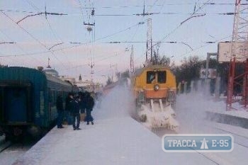 Непогода привела к задержке 10 поездов на Одесской железной дороге
